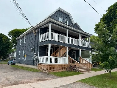 582 Charlotte St 3 bedroom top floor. Move in ready Image# 5