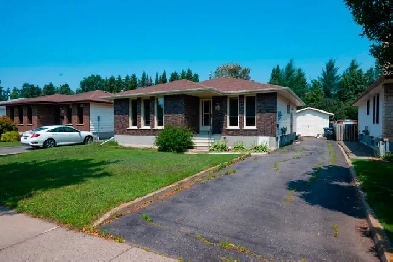 182 SENECA CRESCENT  NEW LISTING!! Image# 8