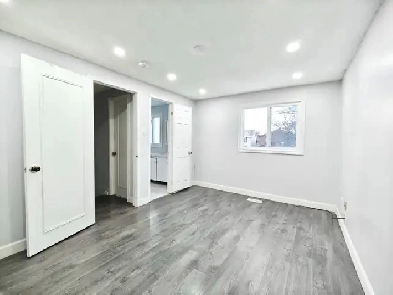 Room for rent near Square One Mississauga UTM Sheridan College Image# 4