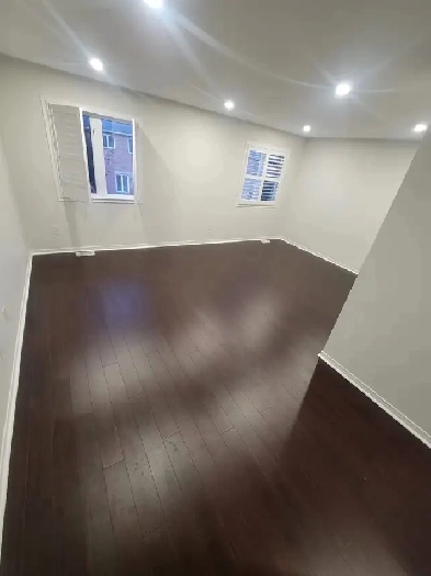 MASTER BEDROOM WITH ATTACHED WASHROOM. HEART OF MISSISSAUGA CITY Image# 6