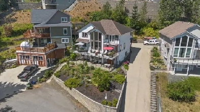 Fabulous VIEW property on a quite cul-de-sac. Basement Suite! Image# 8