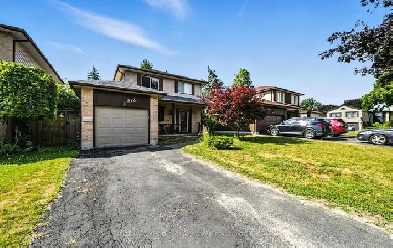 Detached home nestled in a friendly, mature neighbourhood! Image# 1