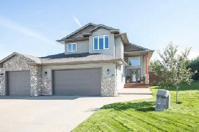 Family Home in Fieldstone Sylvan Lake 4 Bed 3 Bath Triple Garage Image# 1