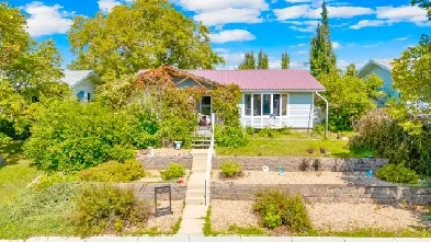 Bungalow for Sale in Ponoka! MLS #A2242454 Image# 1