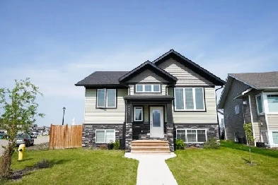 Modern 3 bedroom home in Springbrook Image# 1