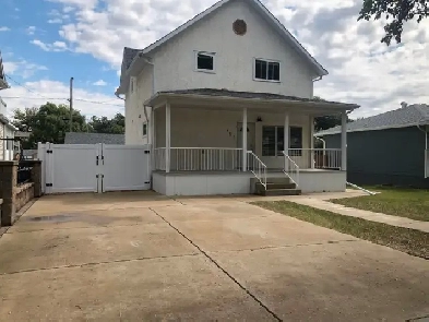 Renovated  1700 sf, 3 bed/2 full bath, main floor suite with ful Image# 1