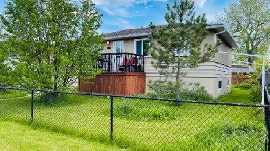 Gorgeous updated main-floor suite with private balcony & laundry Image# 3