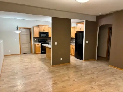 Immaculate 2 Bed / 2 Bath Lower Suite in Upscale Neighborhood Image# 1