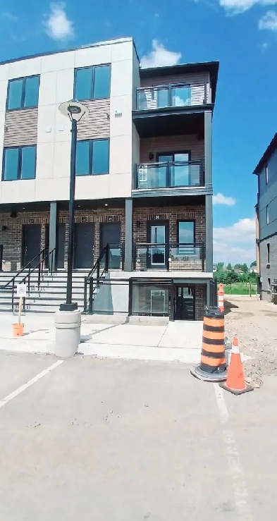 BRAND NEW , SPACIOUS END UNIT 2 BEDROOM CONDO FOR MMEDIATELY Image# 9