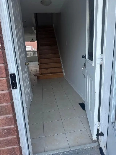 Beautiful 3 bed TH avail in the Pickering/Toronto border area Image# 1