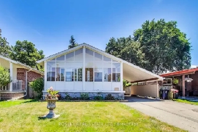 DETACHED BEAUTIFUL NEIGHBOURHOOD GUILDWOOD 4 BEDROOM HOME Image# 7