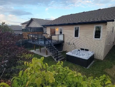Westpointe 5 bed   den, 3 bath, double garage Image# 3