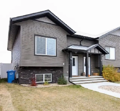 Penhold - 3 bed 2.5 bath Image# 1
