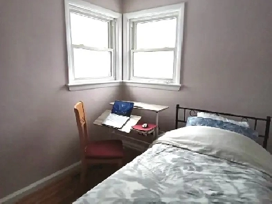 SouthWindsor ON , Messy high school. Room $600-900/month Image# 1