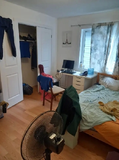 Urgent.available right away room south barrie.private bathroom:) Image# 1