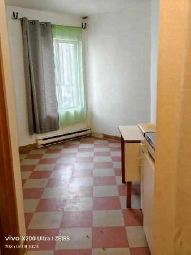 A very small studio near Metro stations Sherbrooke/Mont-Royal Image# 8