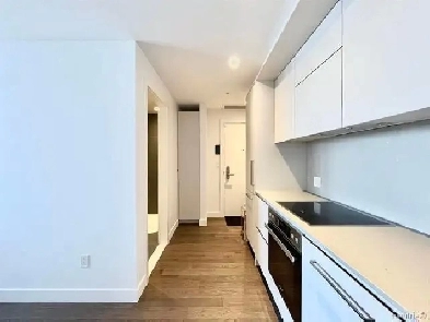Downtown Montreal Square Phillips condo for rent Image# 2