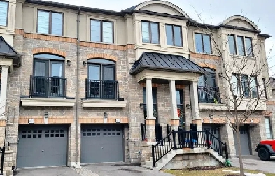 4-bedroom Luxury Townhouse at Lakeshore and Cawthra Image# 1