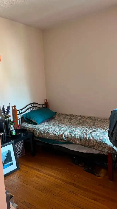 A nice bedroom downtown Toronto Dundas and Bathurst all included Image# 5