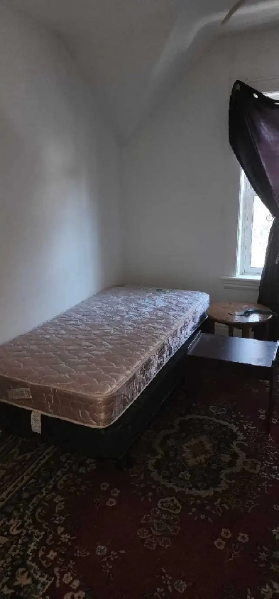 ROOM FOR RENT DOWNTOWN LINDSAY 705 879 3692 Image# 1