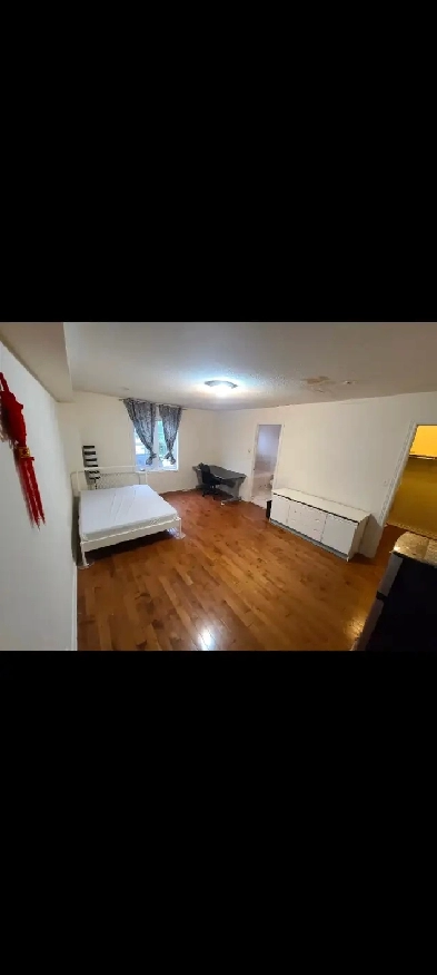 York U Super big master bedroom.Minutes Walk Finch west subway Image# 7
