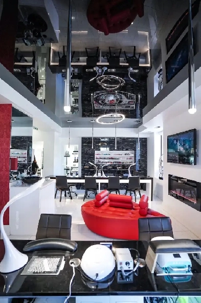 Nails Chair Rental in an Amazing Beauty Salon Image# 2