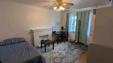 Sunny Private Upper Floor Bedroom w/ Backyard-Near Skytrain Image# 8