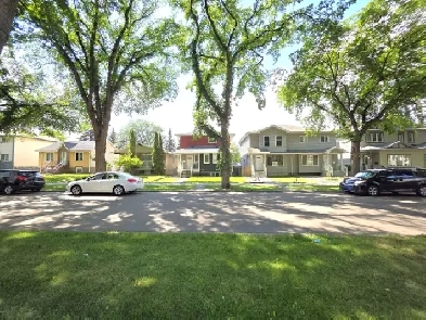 Raised Bungalow w/ Legal Basement Suite - 5 Bedrooms Image# 7