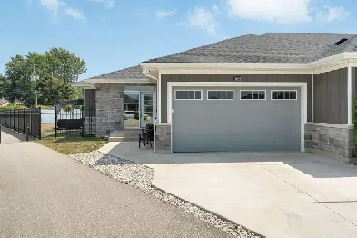 GORGEOUS CENTRALLY LOCATED 4 BEDS/3 BATHS END UNIT TOWNHOME Image# 1