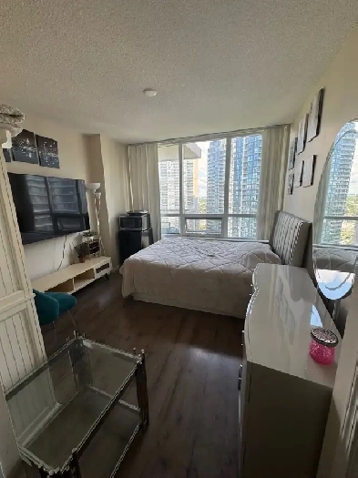 Master bedroom on Lakeshore W, short/long term Image# 7