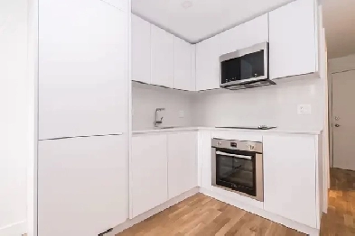 Renovated bachelor, Queen and Bathurst - ID 3317 Image# 1