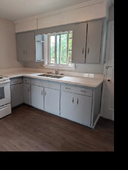 Newly Renovated 2 Bedroom Apartment - Available Now Image# 1