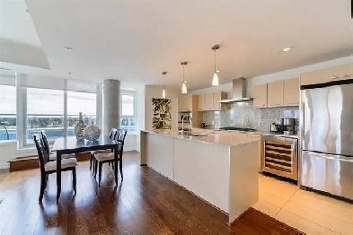 A luxurious two bed room plus den for rent in the Century park Image# 2