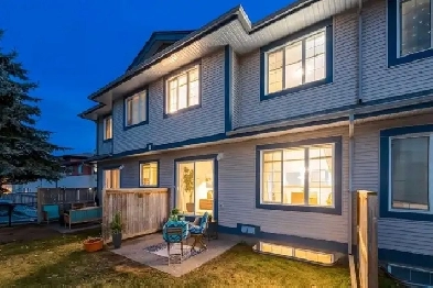 Evergreen - Cozy Townhouse:  3 Bed   den, 2.5 Baths, basement Image# 2