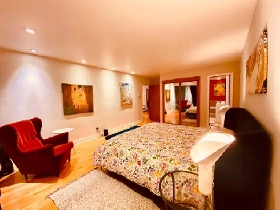 Spacious Room with King Bed by the River St-Laurent Lasalle Image# 4