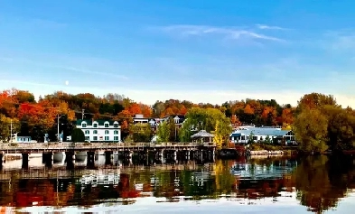 3-bedroom home overlooking Lac Massawippi in North Hatley. Image# 1