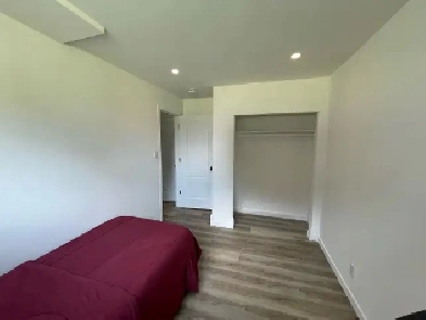 room near Merivale & Meadowlands Image# 7