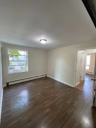 Gorgeous, bright 2 bedroom main floor Image# 1