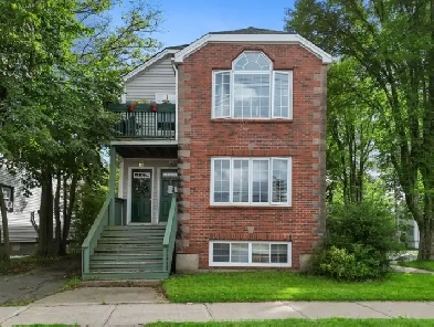 Bright 3 Bed 1.5 Bath Two Story Apartment w/ 2 Parking Spots Image# 2