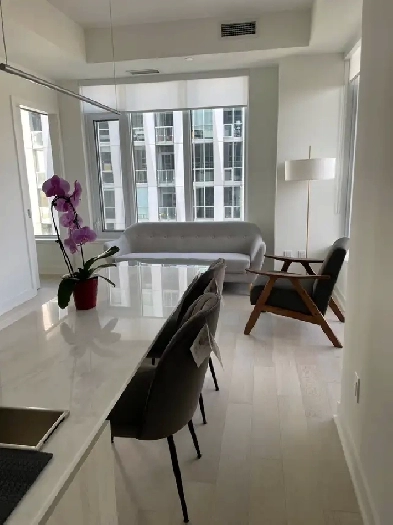 Master Bedroom in Luxury Yorkville Condo – Ensuite, Near UofT & Image# 1