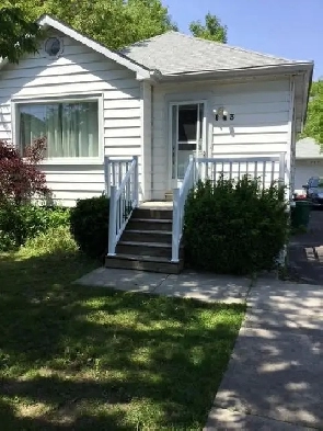 Two bedroom apartment 15 minutes walk to Queens Image# 2