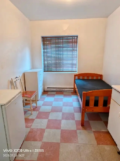 A very small studio near Metro stations Sherbrooke/Mont-Royal Image# 4