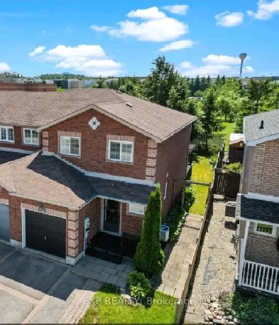 Beautiful end unit townhouse for Sale in the heart of Barrie ont Image# 1