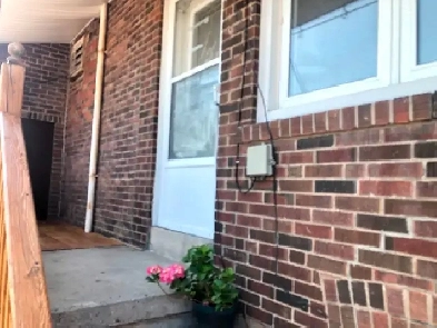 3 Bedroom for Rent Queensway/Park Lawn Image# 2