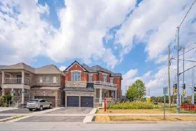 CORNER HOUSE FOR SALE IN BRAMPTON! Image# 1