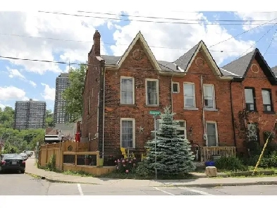 Beautiful 3 bed/2 bath end-unit townhouse with an outdoor space Image# 1