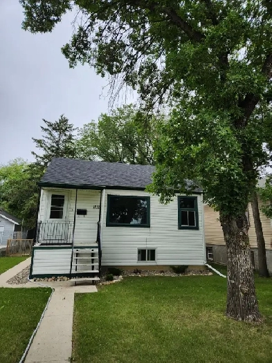 COZY 2 BEDROOM MAINFLOOR HOUSE WITH UTILITIES INCLUDED Image# 1