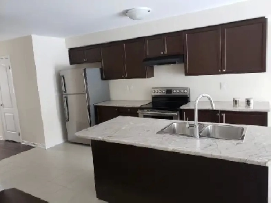 Spacious 3-bed Home   Parking/AC/Laundry/Yard Incl (Tilbury St) Image# 1