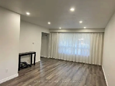 Barrie, Beautiful 2 Garage 3 bedrooms Upper Unit for rent. Image# 1