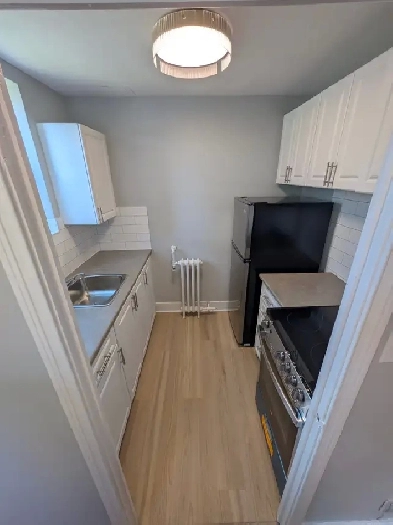 1 Bedroom Basement Prime Etobicoke Kingsway TTC Sep 1st Image# 5